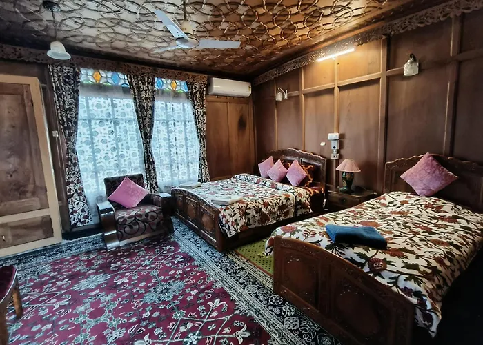 Amina Group Of Houseboats