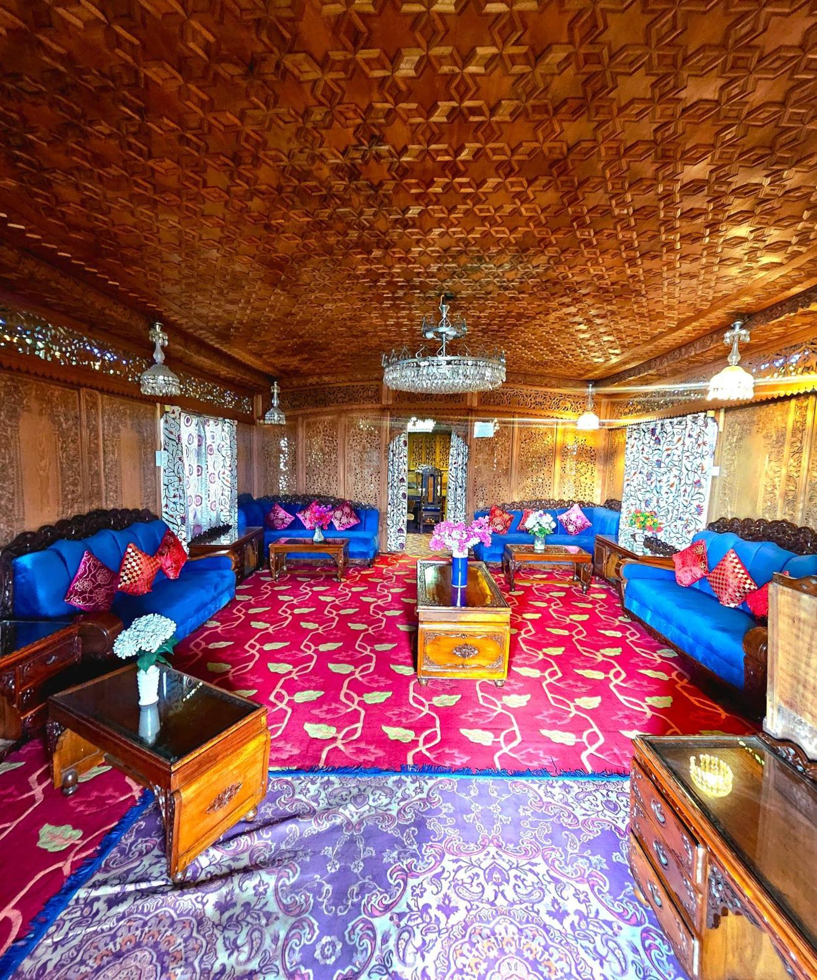 Amina Group Of Houseboats Botel