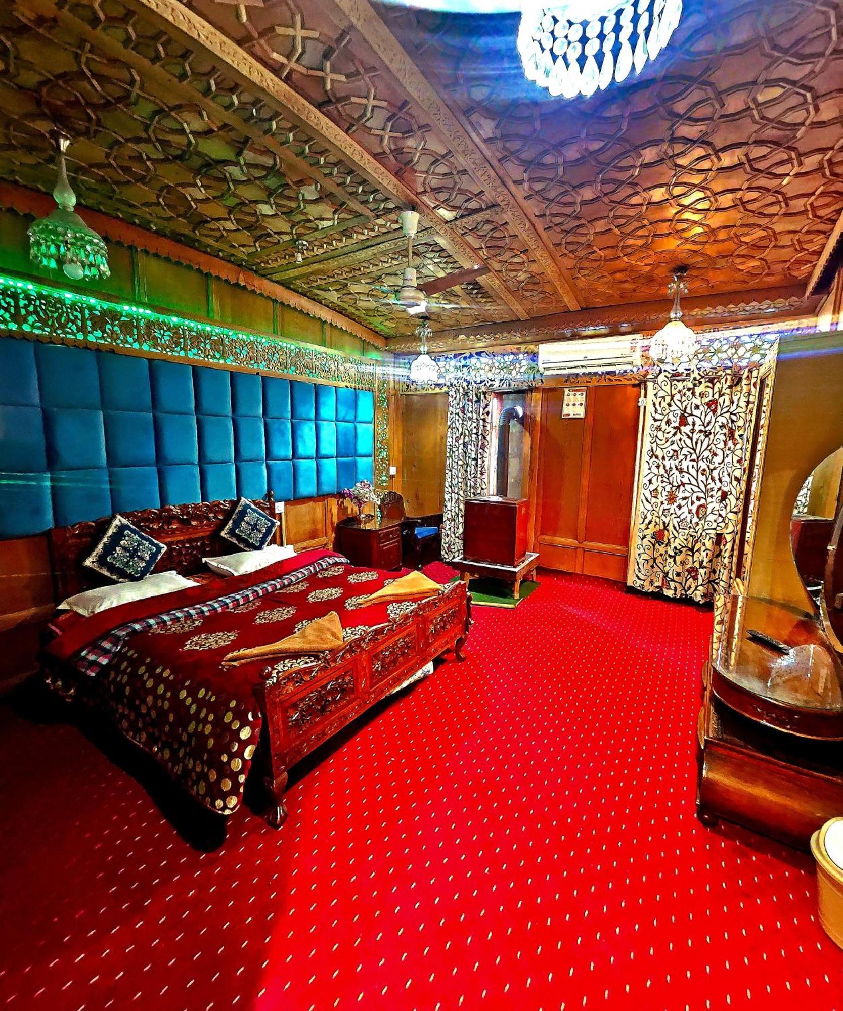 Botel Amina Group Of Houseboats 4*