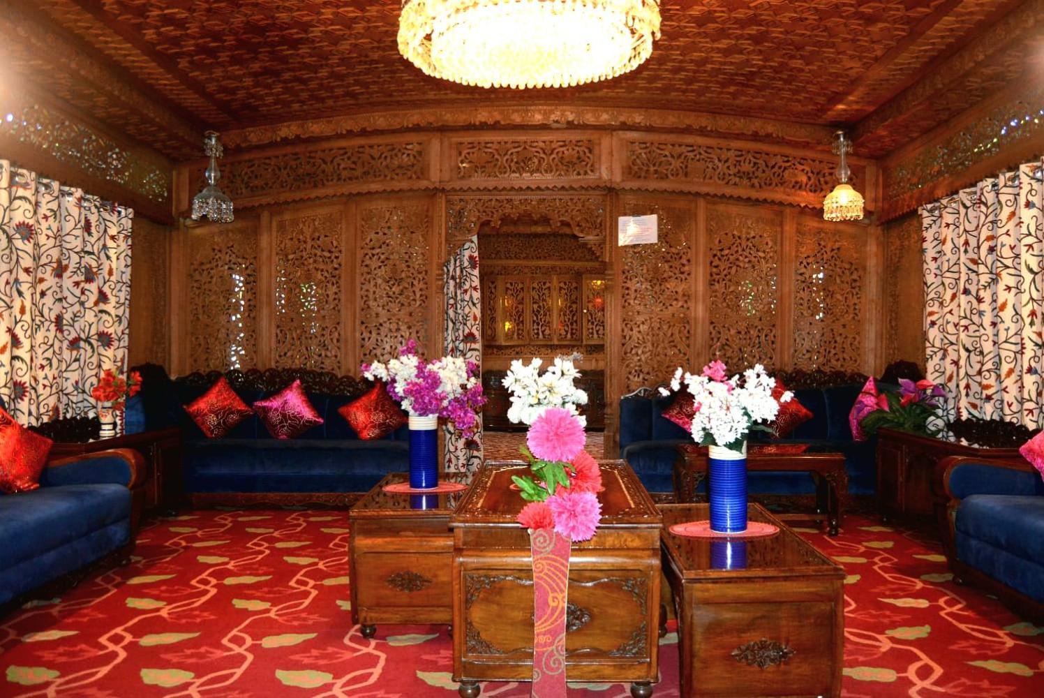 Amina Group Of Houseboats Botel