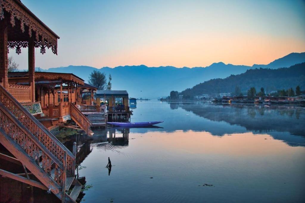 Botel Amina Group Of Houseboats