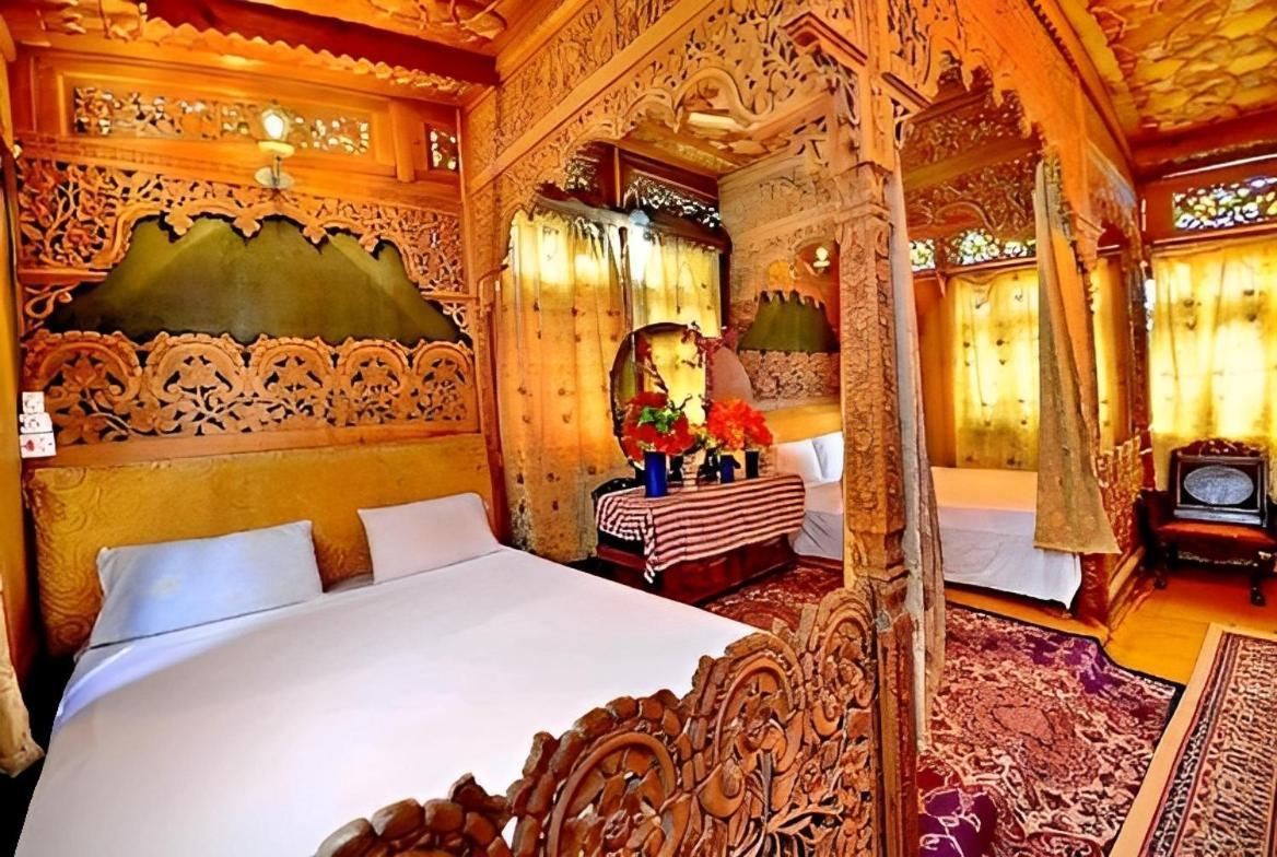 Amina Group Of Houseboats Botel Srinagar (Jammu and Kashmir)