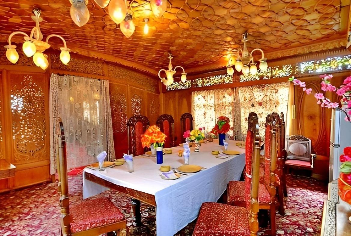 Botel Amina Group Of Houseboats