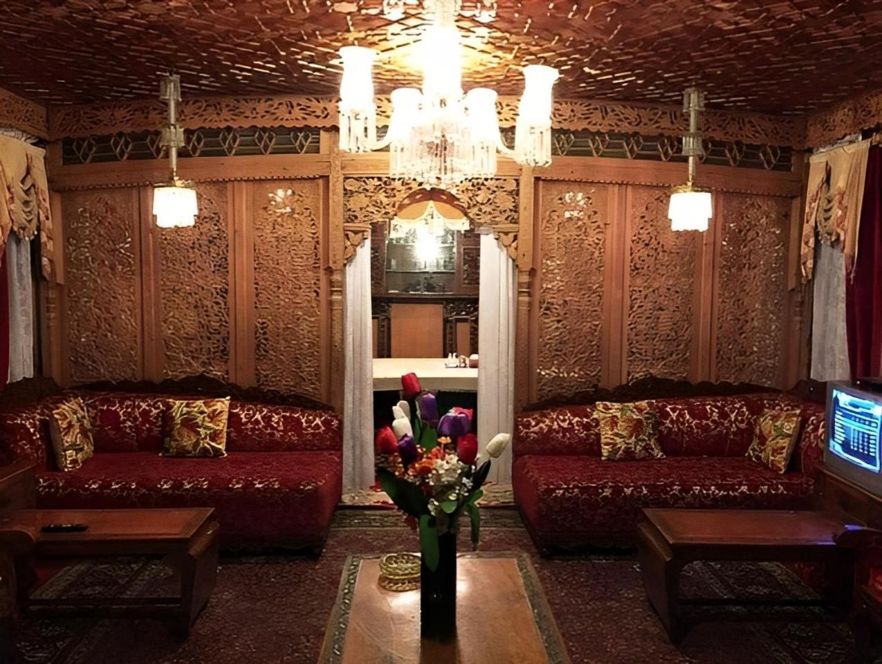 Amina Group Of Houseboats Botel Srinagar (Jammu and Kashmir)