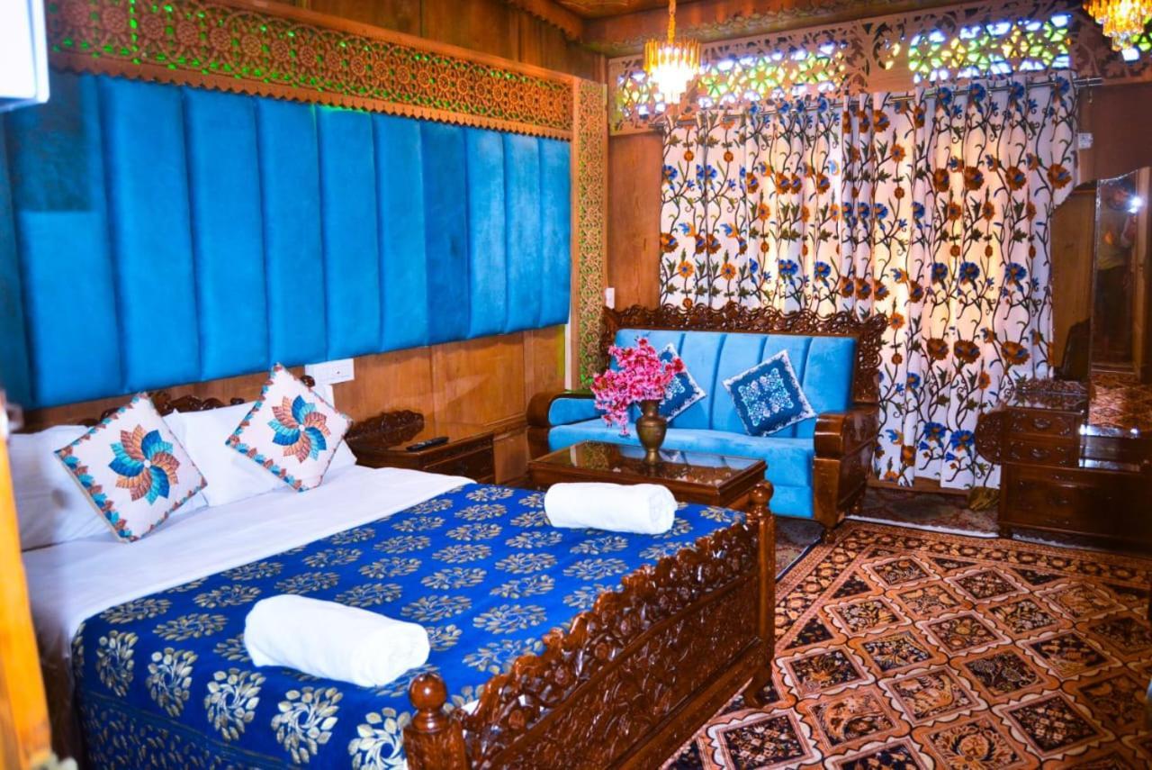 Botel Amina Group Of Houseboats 4*