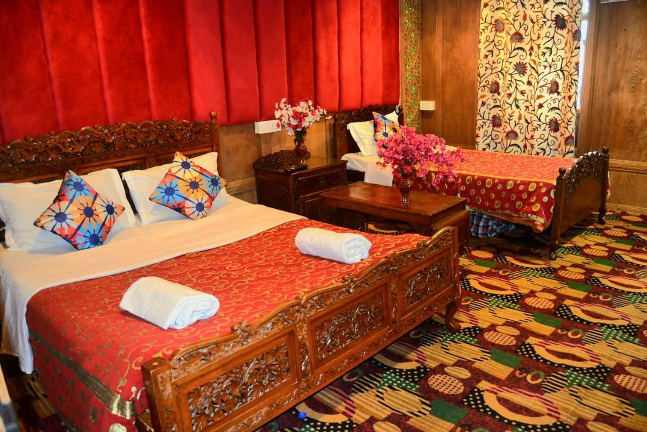 Amina Group Of Houseboats Botel Srinagar (Jammu and Kashmir)