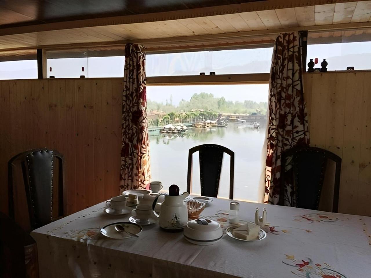 Botel Amina Group Of Houseboats Srinagar (Jammu and Kashmir)