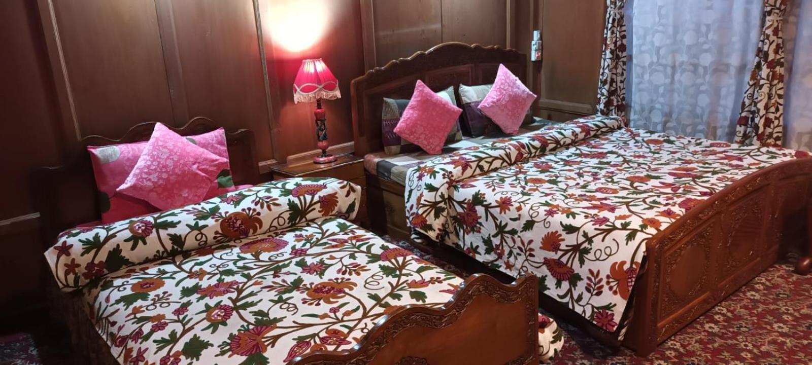Amina Group Of Houseboats Botel Srinagar (Jammu and Kashmir)
