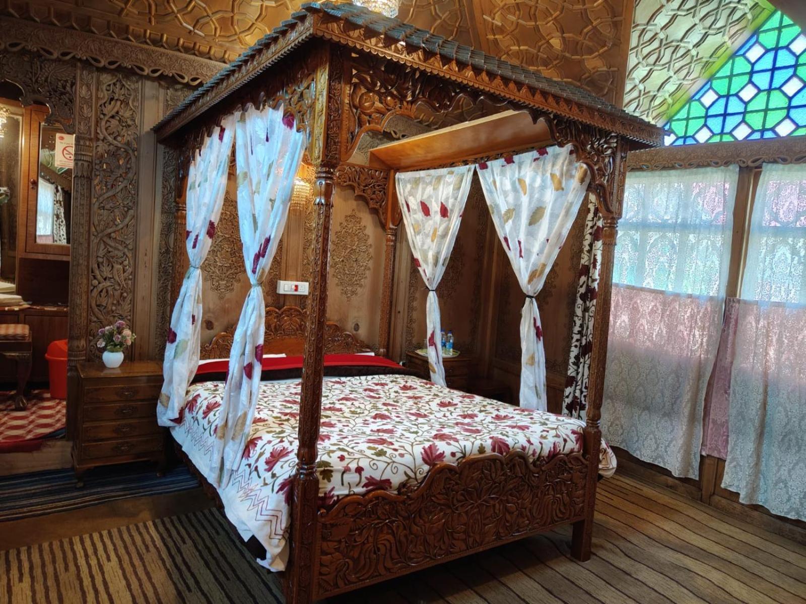 Amina Group Of Houseboats