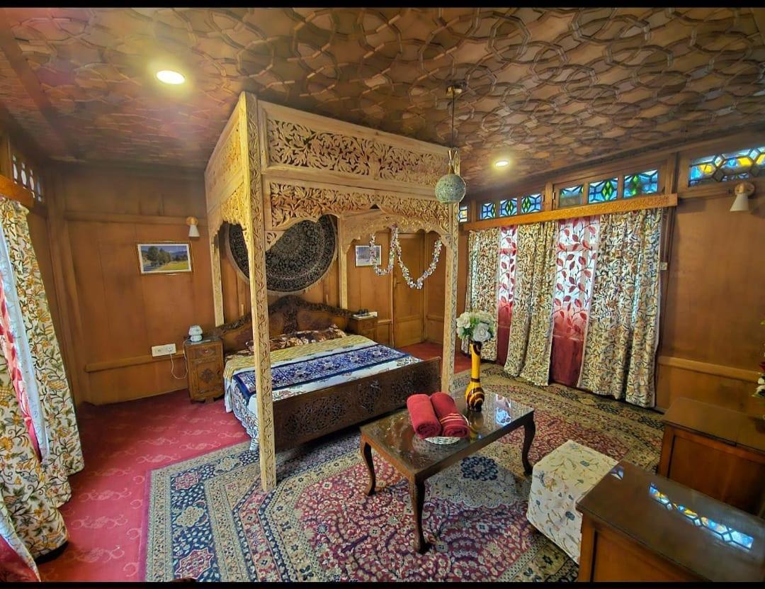 Botel Amina Group Of Houseboats 4*