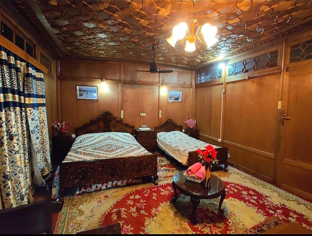Amina Group Of Houseboats Botel Srinagar (Jammu and Kashmir)