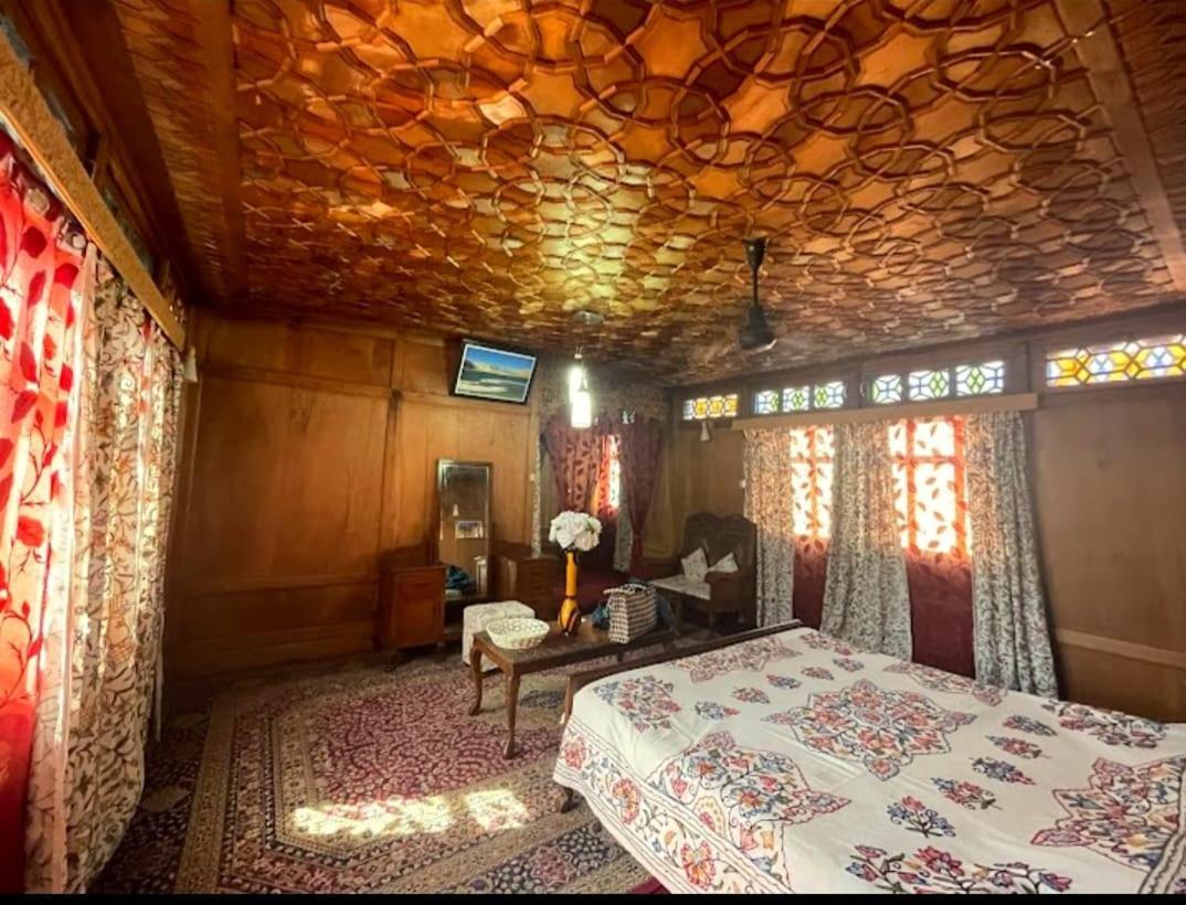 Amina Group Of Houseboats
