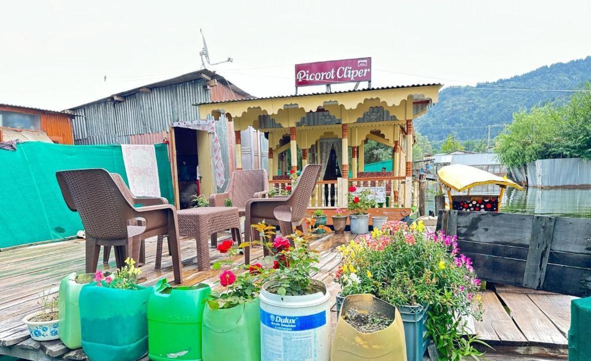 Amina Group Of Houseboats Botel