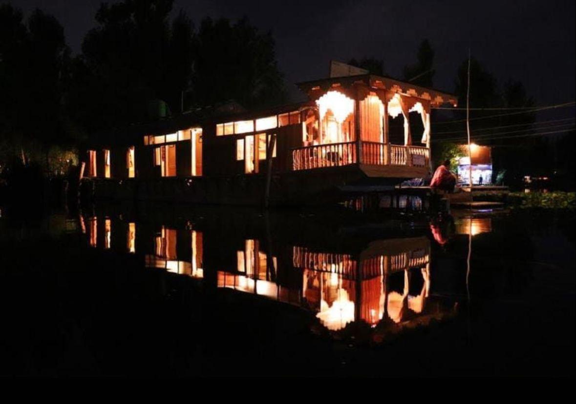 Botel Amina Group Of Houseboats