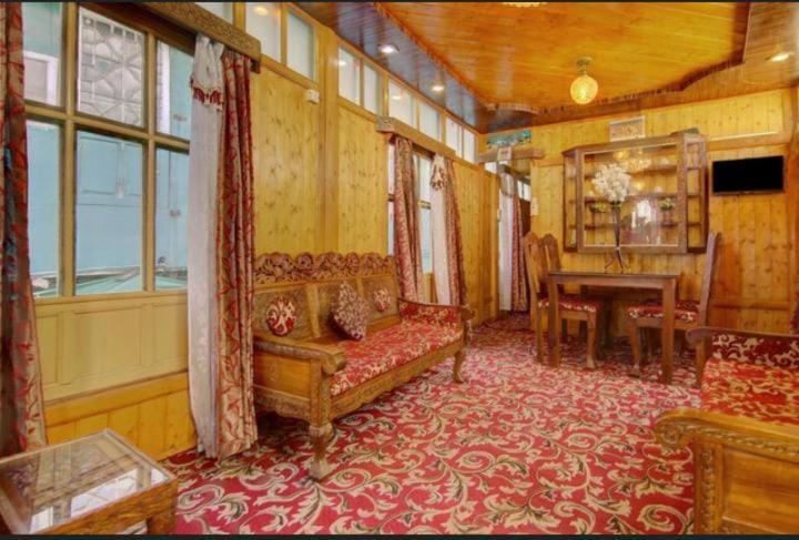 Botel Amina Group Of Houseboats 4*