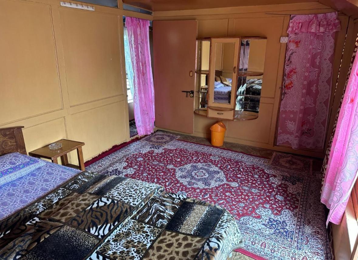 Amina Group Of Houseboats Botel