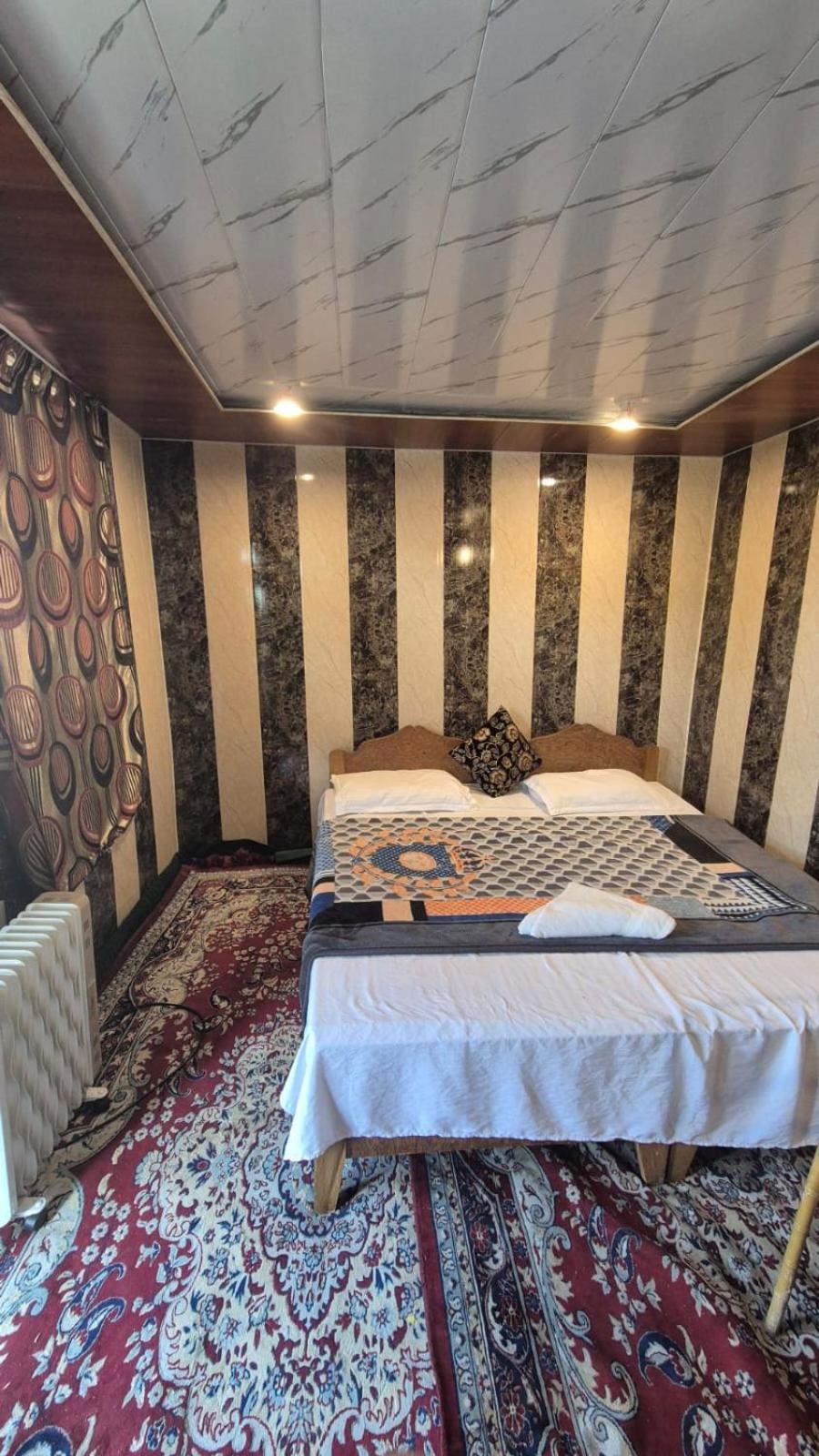 Amina Group Of Houseboats Botel
